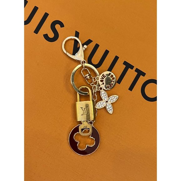 👛  AUTHENTIC LOUIS VUITTON UPCYCLED LOCK AND KEY ON NON BRANDED CHAIN - Picture 1 of 6